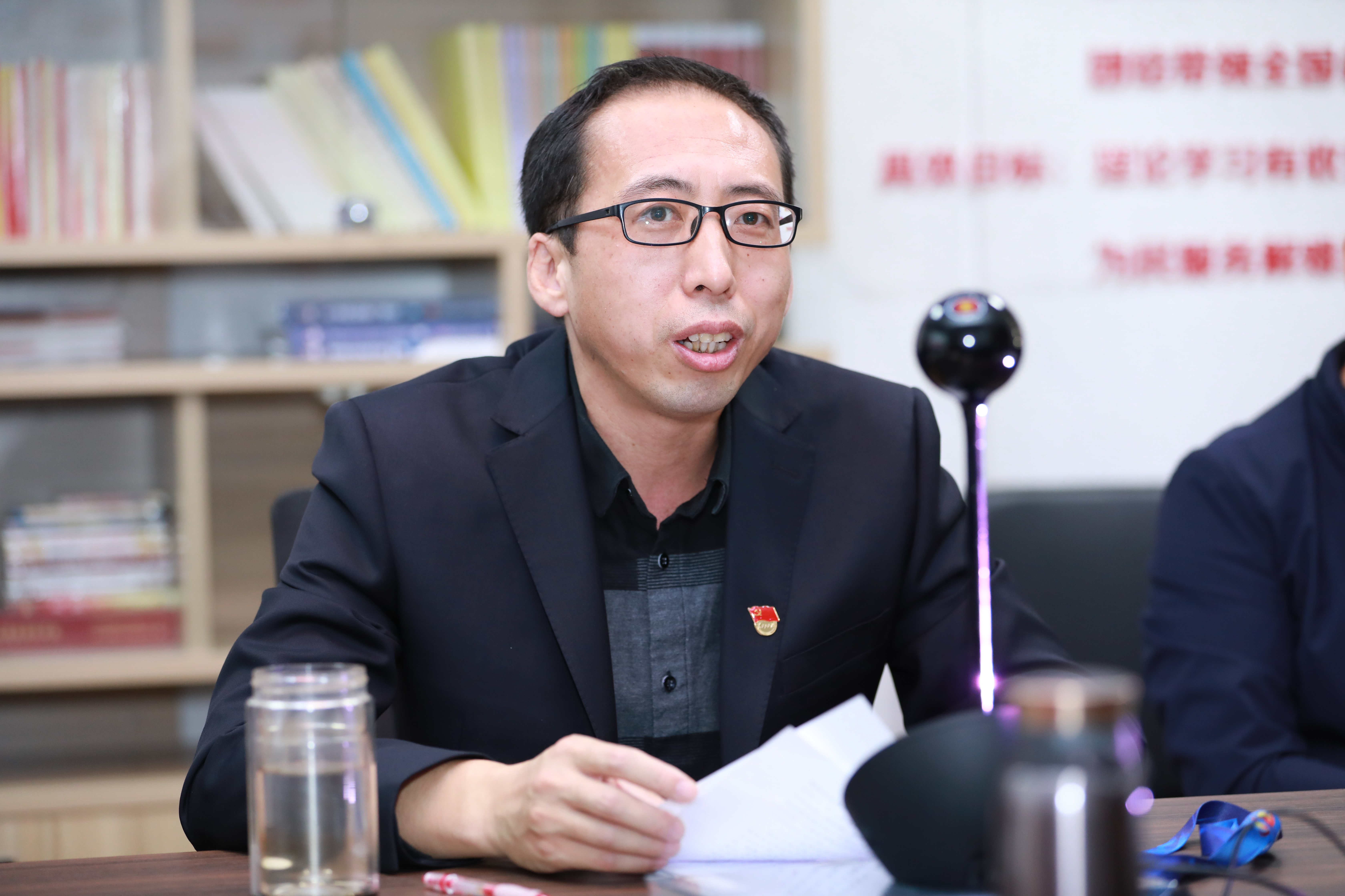 集团党总支书记冯立国同志主持会议集团全体参会人员首先选看了廉政